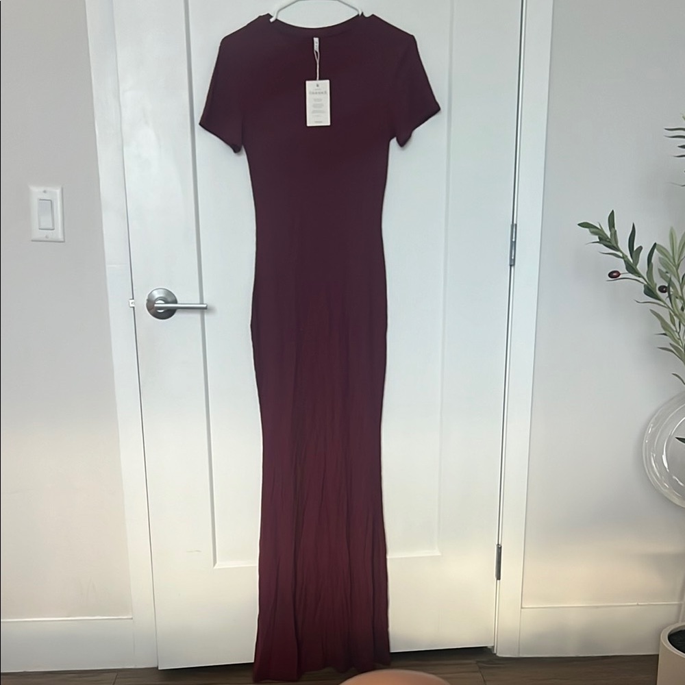 Elegant Burgundy Maxi Dress